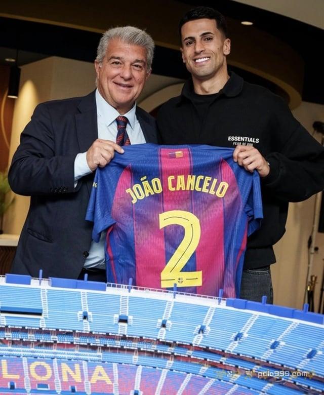 바라던 '왼발 센터백'은 아니지만… 바르셀로나의 '오른발 풀백' 칸셀루 영입, 합리적인 이유 [트랜스퍼.1st]